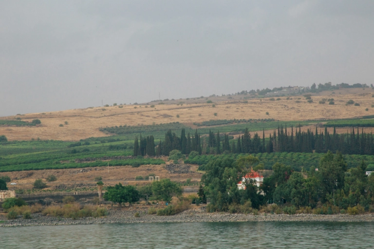 Marea Galileii şi Muntele Fericirilor Versantul acestui deal este locul unde, potrivit tradiţiei, Salvatorul a ţinut Cuvântarea de pe munte (vezi Mat. 5–7).